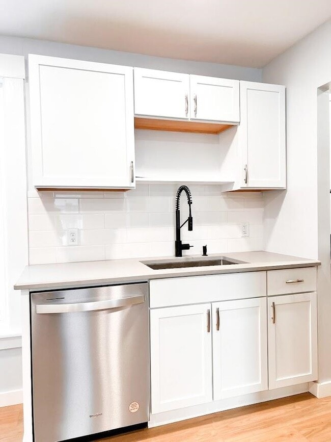 178 Pleasant St in Claremont, NH - Building Photo - Building Photo