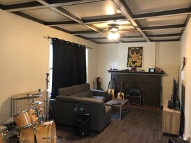 241 Queen St S in Hamilton, ON - Building Photo