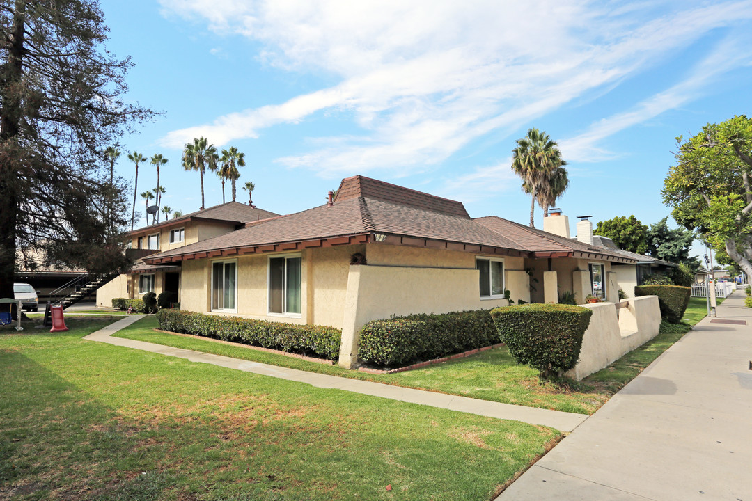 7062 Heil Ave in Huntington Beach, CA - Building Photo