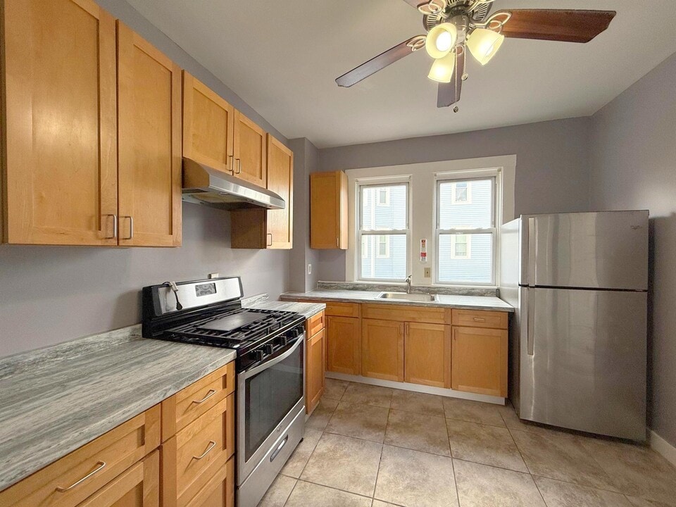 196 Sherman St, Unit 2 in Cambridge, MA - Building Photo