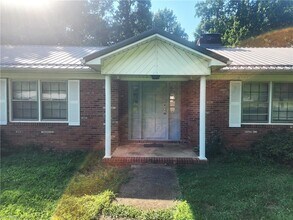 1505 Turfwood Dr in Winston-Salem, NC - Building Photo - Building Photo