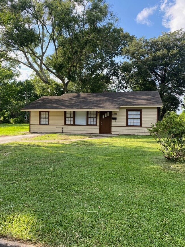 2450 N Lynwood Dr