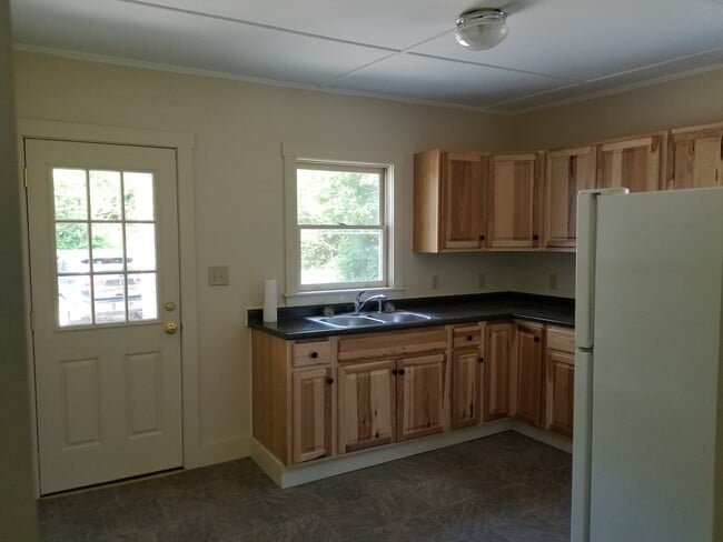 353 N State St, Unit A in Concord, NH - Building Photo - Building Photo