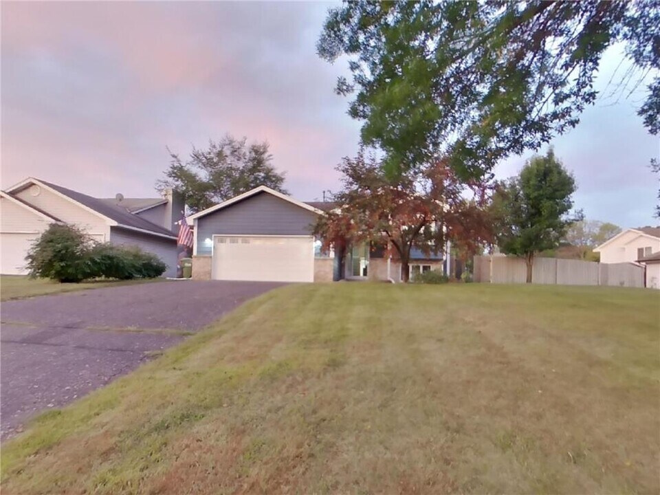 11932 Kerry St NW in Coon Rapids, MN - Building Photo