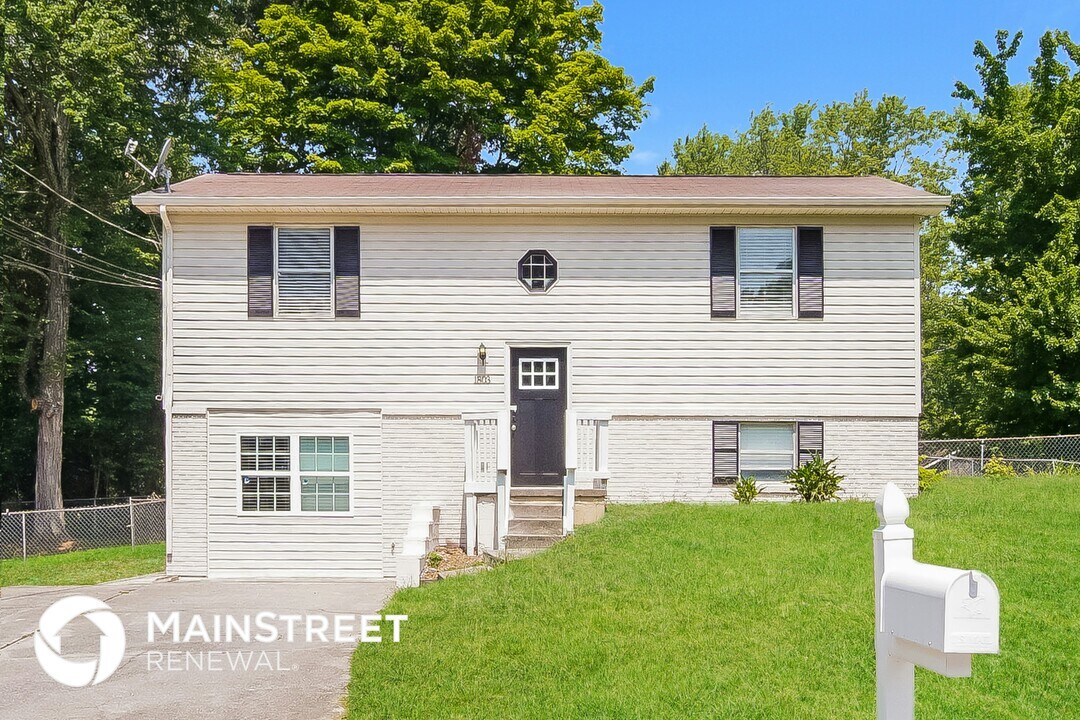 1803 Brookmill Rd in Knoxville, TN - Foto de edificio