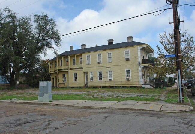 1523 Carondelet St in New Orleans, LA - Foto de edificio - Building Photo