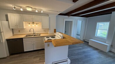 69 Mast Rd in Lee, NH - Building Photo - Interior Photo