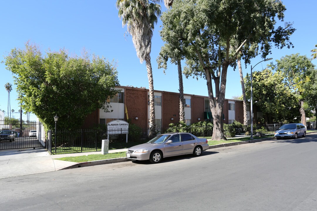 7523 Alabama Ave in Canoga Park, CA - Building Photo