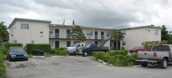 220 SW 8th St in Pompano Beach, FL - Building Photo