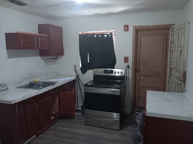 6953 NW 5th Ct, Unit West in Miami, FL - Building Photo - Building Photo