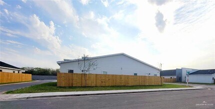 3409 Frio Ave, Unit 3 in McAllen, TX - Foto de edificio - Building Photo