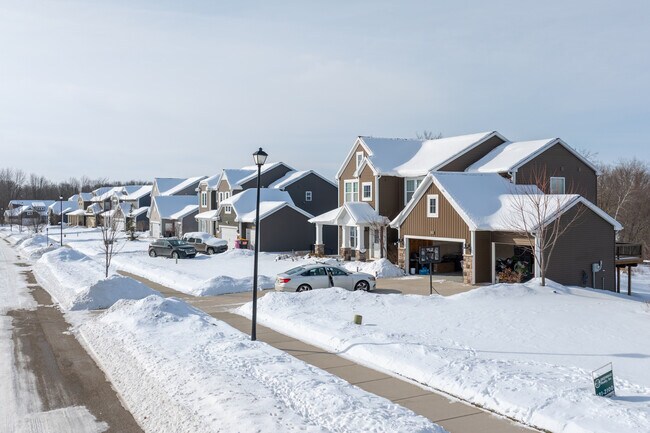 Stonegate in Byron Center, MI - Foto de edificio - Building Photo