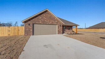 104 W Gilpin St in Farmington, AR - Building Photo