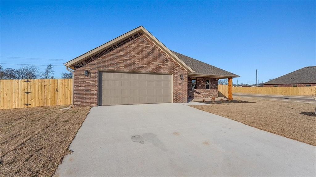 104 W Gilpin St in Farmington, AR - Foto de edificio