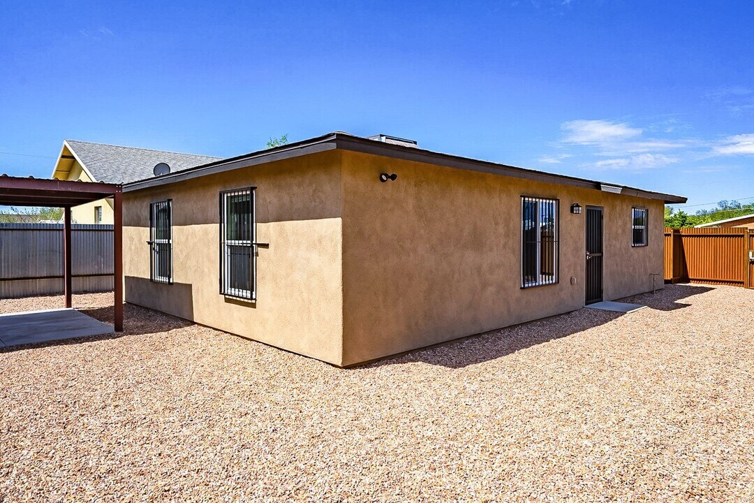615 S Santa Rita Ave in Tucson, AZ - Foto de edificio