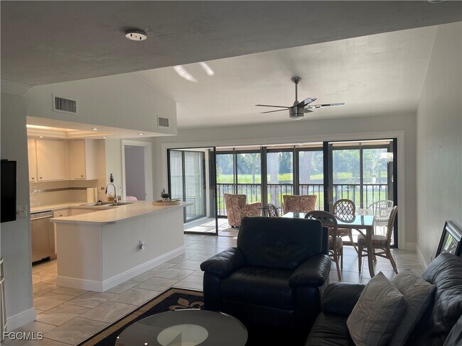 5930 Trailwinds Dr in Ft. Myers, FL - Building Photo - Building Photo