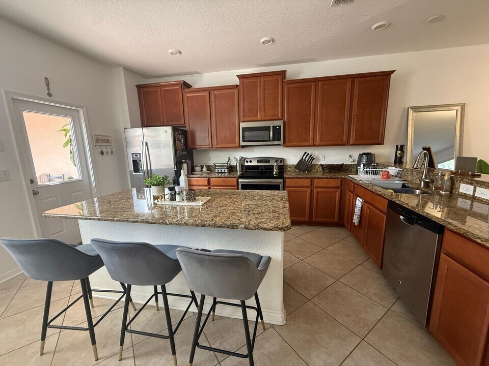 7664 Fairgrove Ave in Windermere, FL - Building Photo