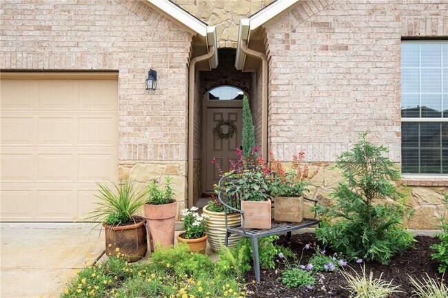 1957 Alvarado Dr in Round Rock, TX - Building Photo - Building Photo