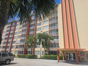 1780 NE 191st St, Unit 6082 in Miami, FL - Foto de edificio - Building Photo