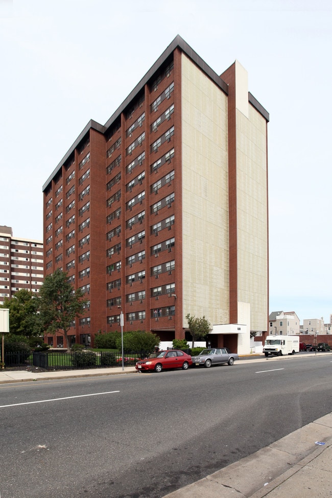 Baltic Plaza Apartments in Atlantic City, NJ - Foto de edificio - Building Photo