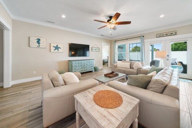 121 Christmas Tree Ln in Panama City Beach, FL - Building Photo - Building Photo