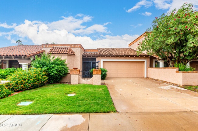 property at 7729 N Vía De Fonda