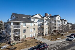 17 Country Village Bay NW in Calgary, AB - Building Photo