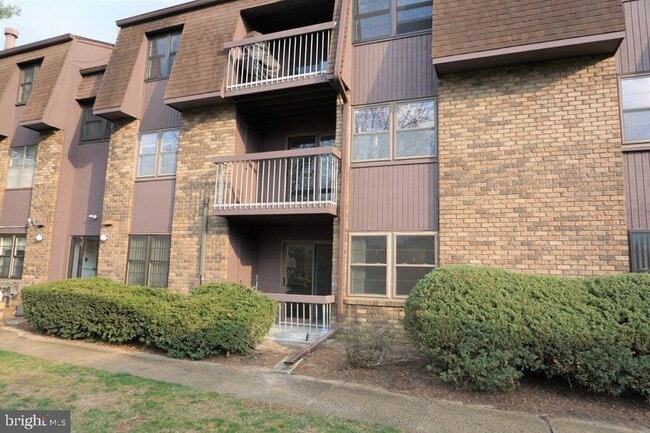 1914 Old Stone Mill Dr in East Windsor, NJ - Foto de edificio - Building Photo