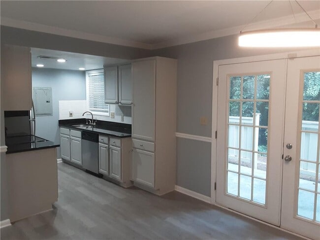 6900 Roswell Rd in Sandy Springs, GA - Foto de edificio - Building Photo