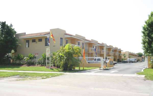 8370 NW 8th St in Miami, FL - Building Photo - Building Photo