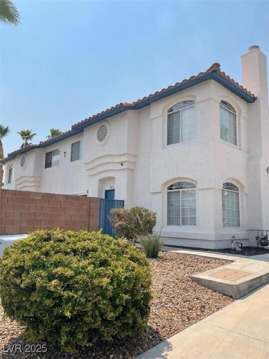 901 Angel Star Ln in Las Vegas, NV - Building Photo
