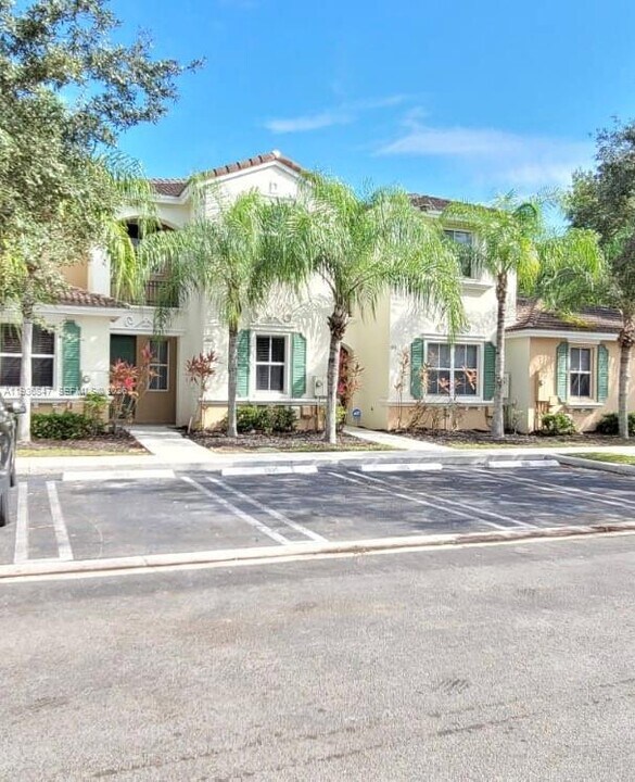 1005 NE 42nd Pl in Homestead, FL - Building Photo