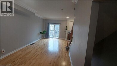 5080 Fairview St in Burlington, ON - Building Photo - Building Photo