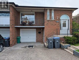134 Chalfield Ln in Mississauga, ON - Building Photo