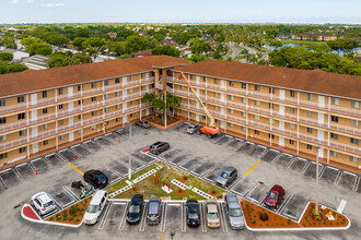 Venetia Villas in Hialeah, FL - Building Photo - Building Photo