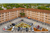 Venetia Villas in Hialeah, FL - Foto de edificio - Building Photo