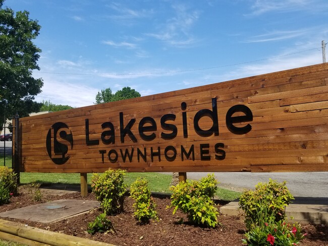 Lakeside Townhomes in Fort Smith, AR - Building Photo - Building Photo