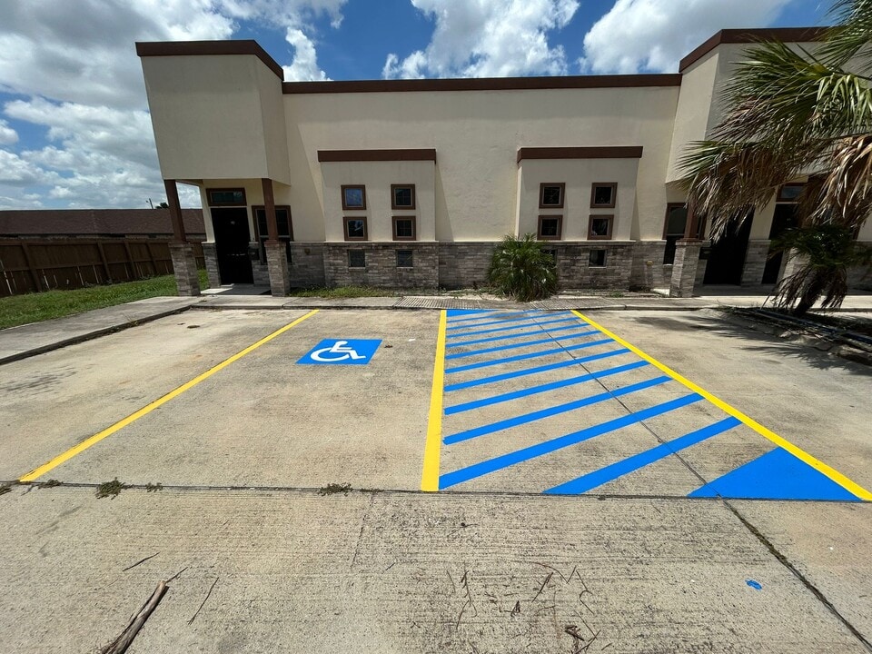 Rebeca Apartments in Brownsville, TX - Foto de edificio