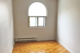 5062-5078 Dundas West in Toronto, ON - Building Photo - Building Photo