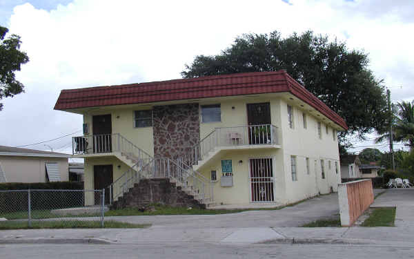 165 E 6th St in Hialeah, FL - Foto de edificio