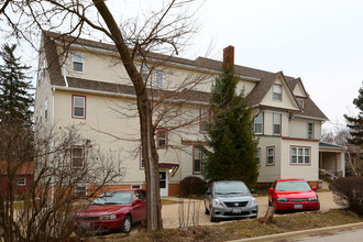 330 W Judd St in Woodstock, IL - Building Photo - Building Photo