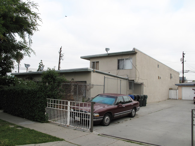 5925 Fostoria St in Bell Gardens, CA - Foto de edificio - Building Photo