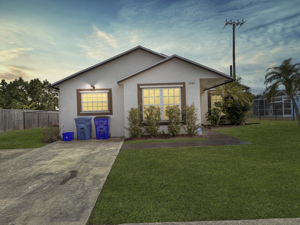 1240 Grandview Cir in Royal Palm Beach, FL - Building Photo