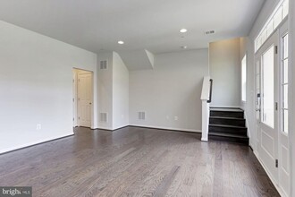 11 Blue Jay Wy in Clarksburg, MD - Foto de edificio - Building Photo