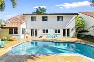 2560 Bass Way in Hollywood, FL - Foto de edificio - Building Photo