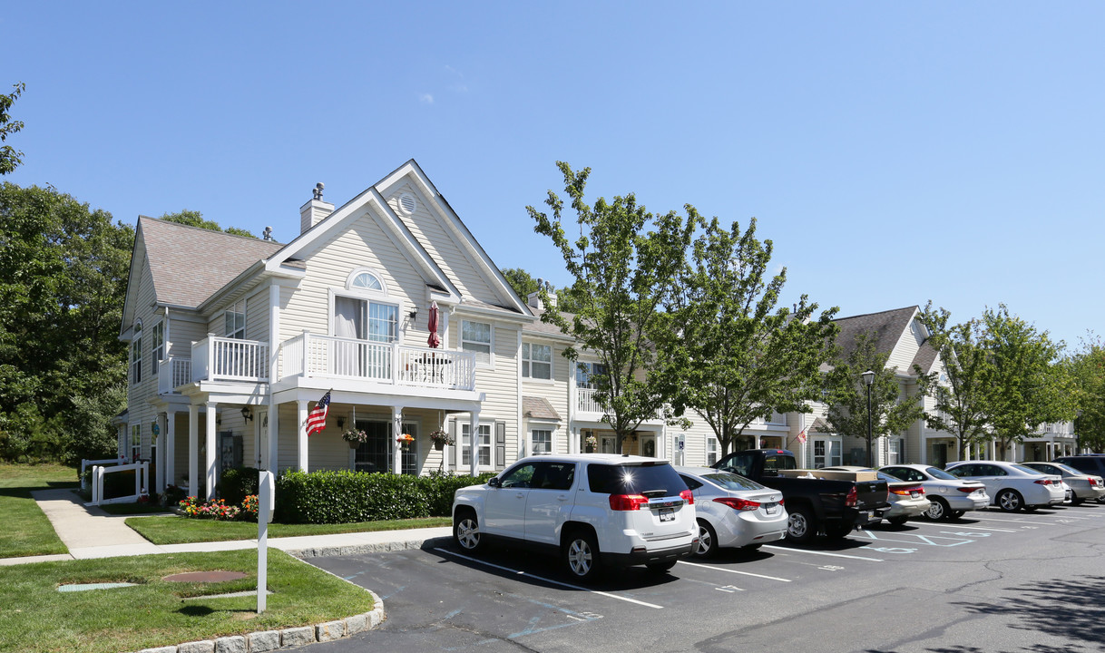 Greenview Commons 55+ in Oakdale, NY - Foto de edificio