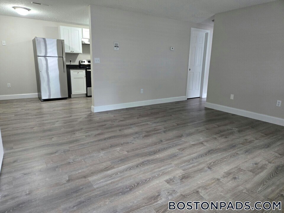 4516 N Main St in Fall River, MA - Building Photo
