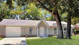 3900 Baywoods Dr in Pensacola, FL - Building Photo