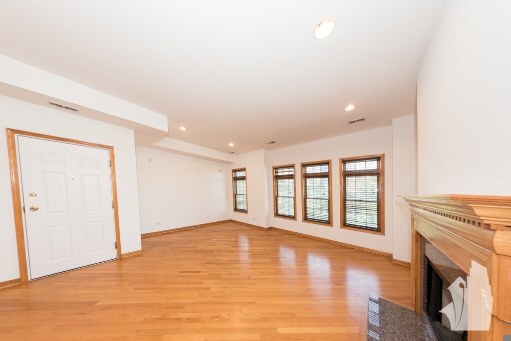 2741 N Southport Ave, Unit 1S in Chicago, IL - Building Photo