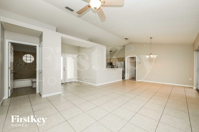 4830 Mill Run Dr, Unit 0611 in New Port Richey, FL - Building Photo - Building Photo